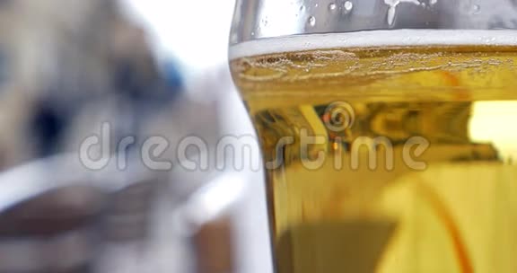 室外咖啡厅提供带淡啤酒的玻璃视频的预览图