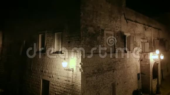 4k确定射击夜间空中无人机拍摄的石头公寓楼视频的预览图