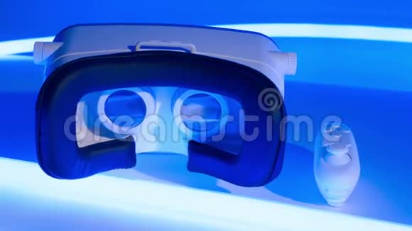 虚拟现实护目镜和控制器蓝光概念视频的预览图