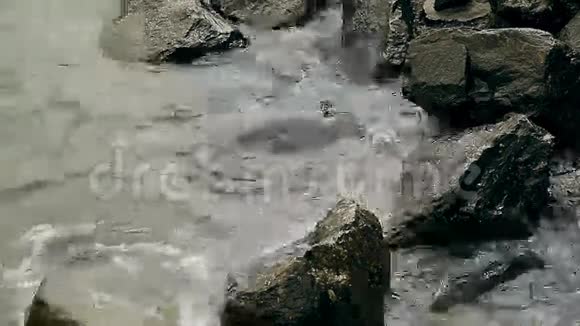 湖面的波浪拍打着岩石视频的预览图
