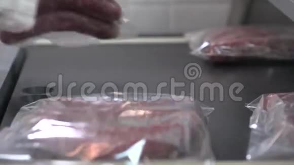 香肠的特写真空包装视频的预览图