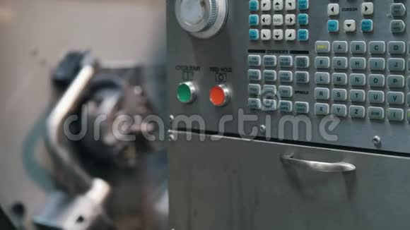 工厂车床的控制面板视频的预览图