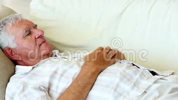 老人睡在沙发上视频的预览图