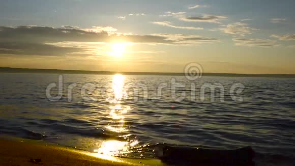 早上好太阳刚刚升起小浪在沙岸上翻滚视频的预览图