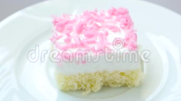 蛋糕搭配粉色薯片装饰旋转视频的预览图