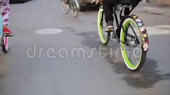 后侧的女孩骑自行车在夏天给对方五个慢动作视频的预览图