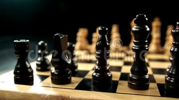 国际象棋在黑色背景下设置视频的预览图