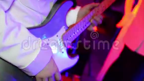 吉他手在舞台上调整电吉他乐队的表演视频的预览图