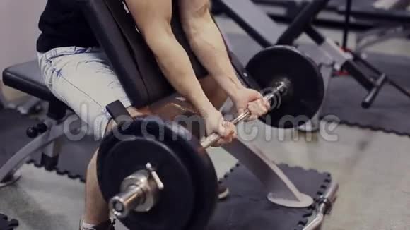 有人在健身房锻炼举起铃铛慢动作视频的预览图