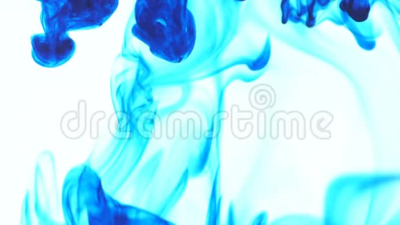 白色背景下的蓝色食物色墨水滴视频的预览图