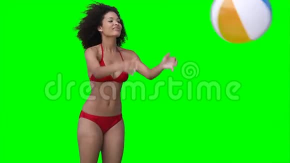 一个女人在屏幕上多次投掷沙滩球视频的预览图