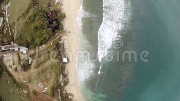 印度尼西亚巴厘岛海滩和海洋的鸟瞰图视频的预览图