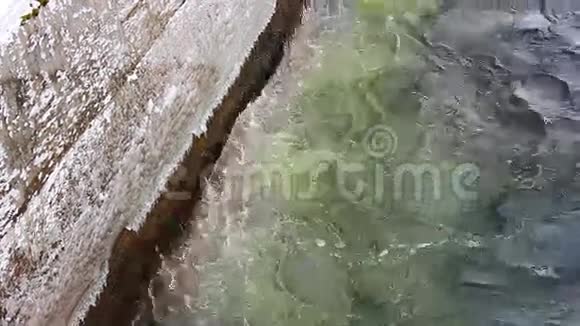 运河里的水流强劲视频的预览图