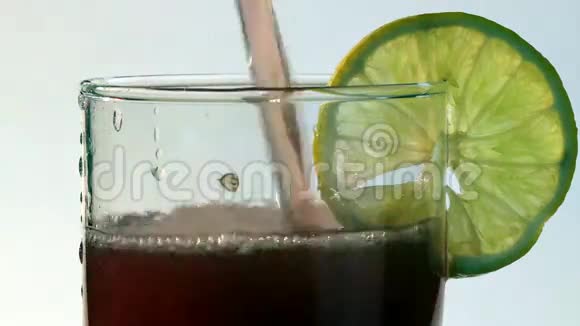 红色碳酸饮料倒入玻璃柠檬视频的预览图
