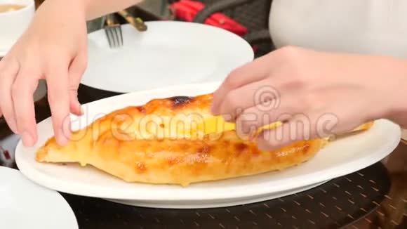 格鲁吉亚卡查普里米格鲁利奶酪有人从盘子里拿了一块卡查普里慢动作4k视频的预览图