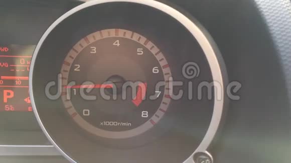 显示汽车发动机转速的转速表关门视频的预览图