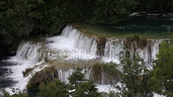 克拉卡河上的水流梯级克拉蒂亚视频的预览图