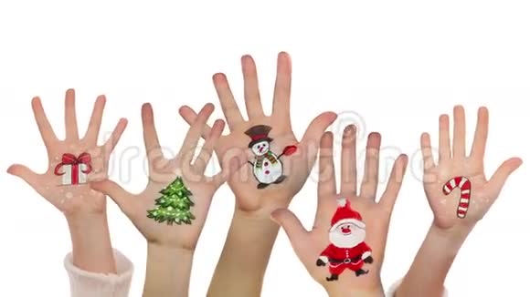 孩子们用彩绘的圣诞符号举起双手视频的预览图