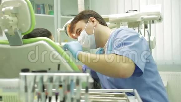在牙医外科做检查的小男孩病人躺在检查椅上视频的预览图
