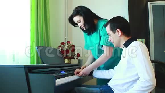 轮椅上的年轻人用钢琴治疗视频的预览图