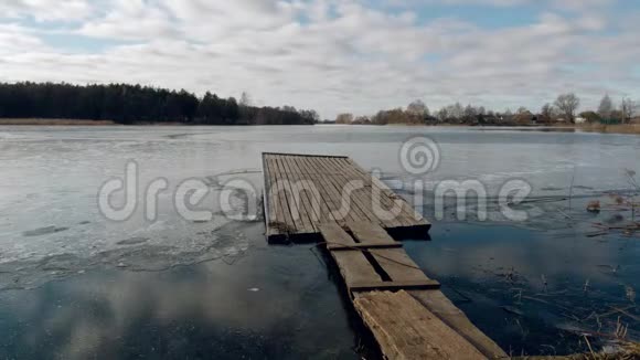 春天的开始冰中湖上的码头视频的预览图