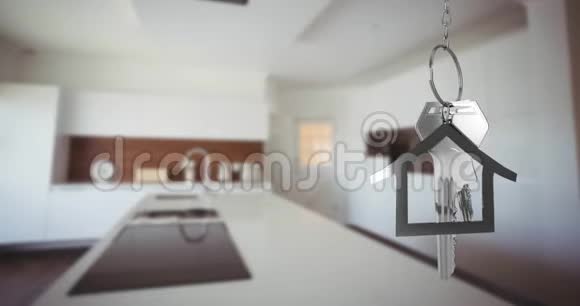 房子钥匙和钥匙离岸价挂在焦点厨房4k视频的预览图