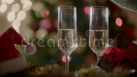 在新年派对上装满两杯香槟视频的预览图