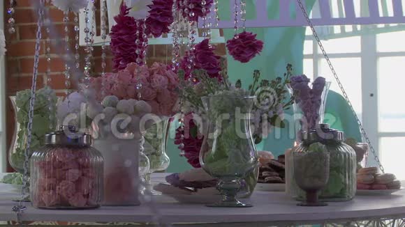 婚礼甜点桌上装饰着鲜花视频的预览图