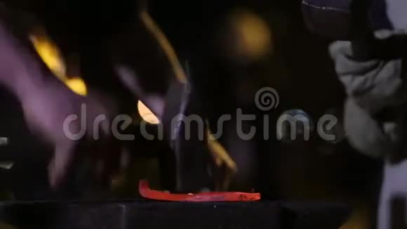 铁匠锻造马蹄铁一个铁匠在铁砧上敲打着炽热的马蹄铁铁匠拿着一个视频的预览图
