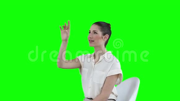 坐着的女人在虚拟触摸屏上滚动图标视频的预览图