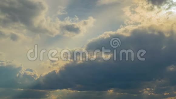 白云在蓝天上用阳光飞翔太阳光束时光流逝视频的预览图