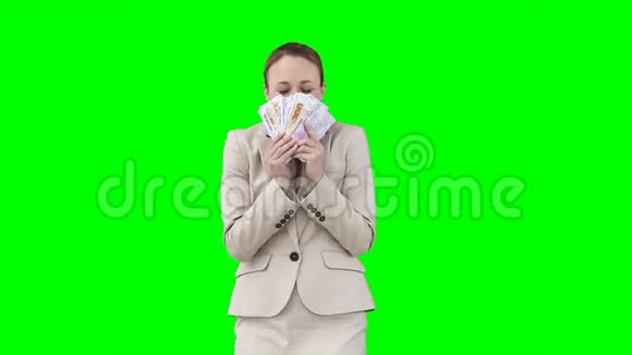 一个微笑的女人数着摇着她所有的钱视频的预览图
