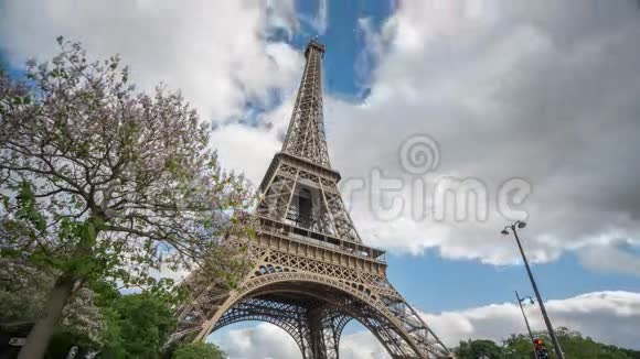 巴黎的埃菲尔铁塔从底部消失视频的预览图