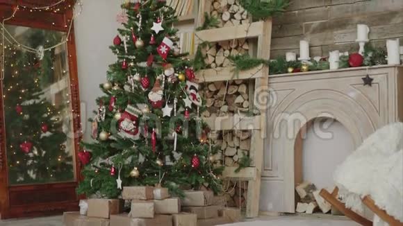 新年树下圣诞礼物和礼物的拍摄视频的预览图