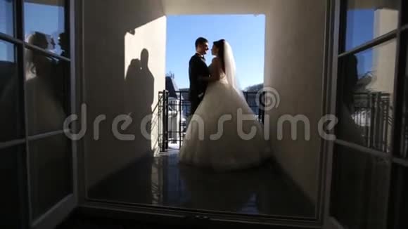 新娘在露台上等新郎新娘站在阳台上视频的预览图