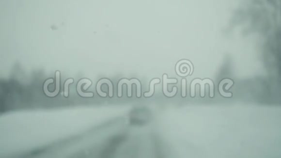 汽车行驶在雪道上在深雪中缓慢行驶1920x1080视频的预览图