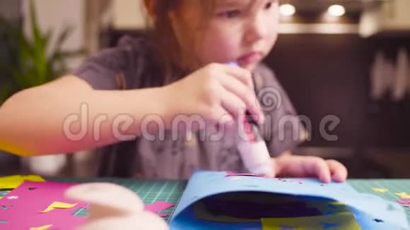 小女孩粘彩纸视频的预览图