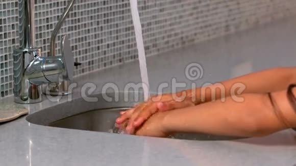 小女孩洗手视频的预览图
