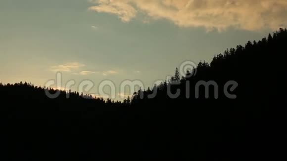 喀尔巴阡山脉上空美丽的令人叹为观止的日落视频的预览图