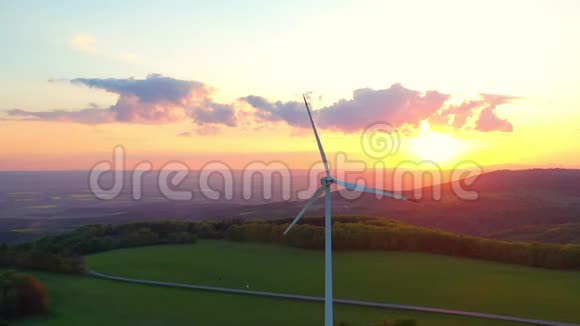 日落时分的风力涡轮机从无人机上取下视频的预览图