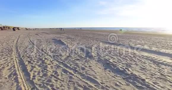 荷兰海岸线的空中镜头医生在沙滩上飞行视频的预览图