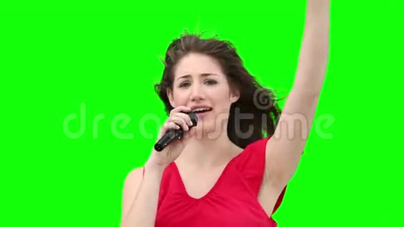 女人在对着麦克风唱歌时做手势视频的预览图