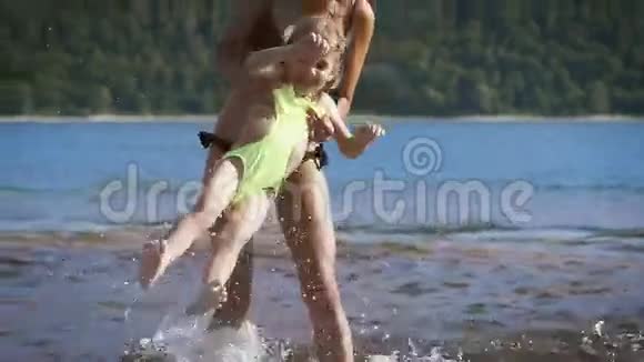 妈妈在公园湖里围着女儿转视频的预览图