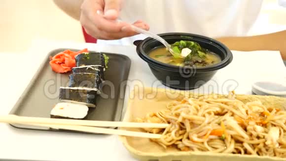 一个人在快餐店吃中国菜4k慢动作视频的预览图