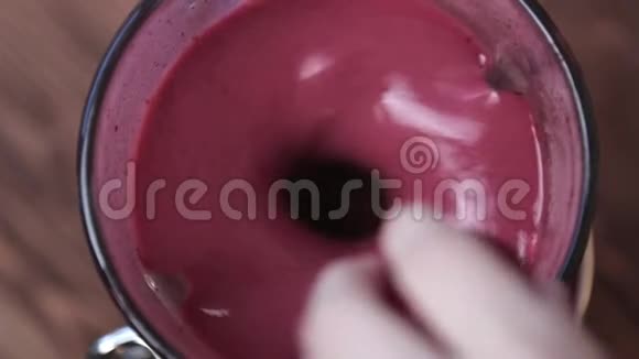 果汁奶昔在搅拌机里视频的预览图