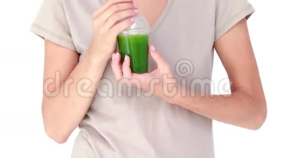 漂亮的金发女人喝蔬菜汁视频的预览图