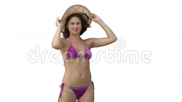 穿紫色比基尼的女人头上戴着帽子视频的预览图