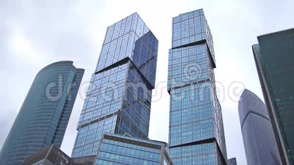 风暴云浮在莫斯科国际商务中心的摩天大楼上时间流逝UHD4K视频的预览图