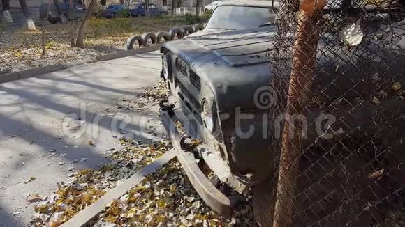 破旧的废弃汽车复古旧苏联俄罗斯吉普车UAZ视频的预览图