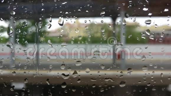 雨滴落在一列火车的车窗上视频的预览图